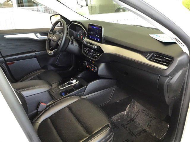 Photo of 2022 Oxford White Ford Escape