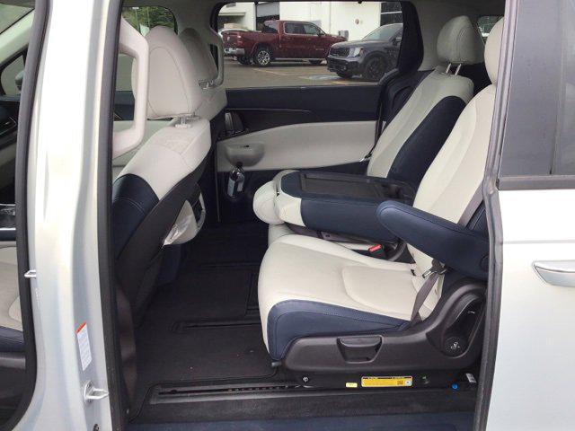 Photo of 2025 Ivory Silver Kia Carnival