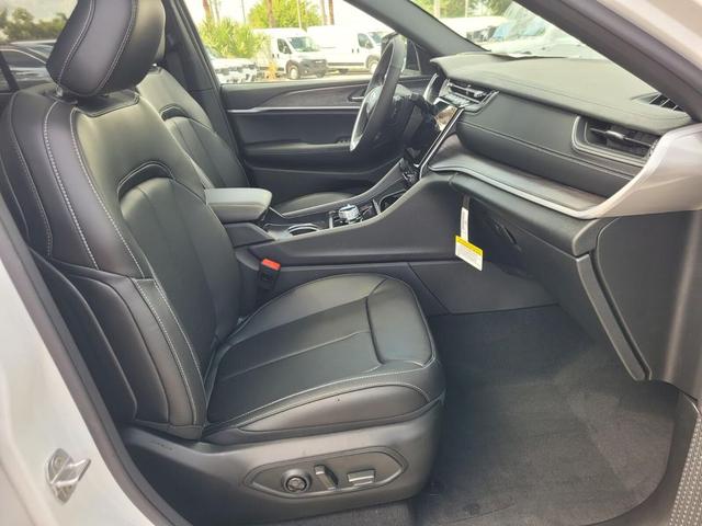 Photo of 2025 Bright White Clearcoat Jeep Grand Cherokee