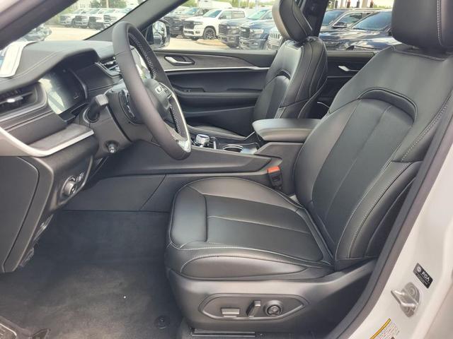 Photo of 2025 Bright White Clearcoat Jeep Grand Cherokee