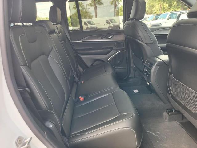 Photo of 2025 Bright White Clearcoat Jeep Grand Cherokee