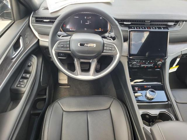 Photo of 2025 Bright White Clearcoat Jeep Grand Cherokee