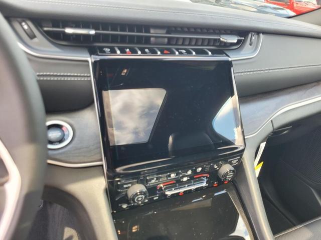 Photo of 2025 Bright White Clearcoat Jeep Grand Cherokee