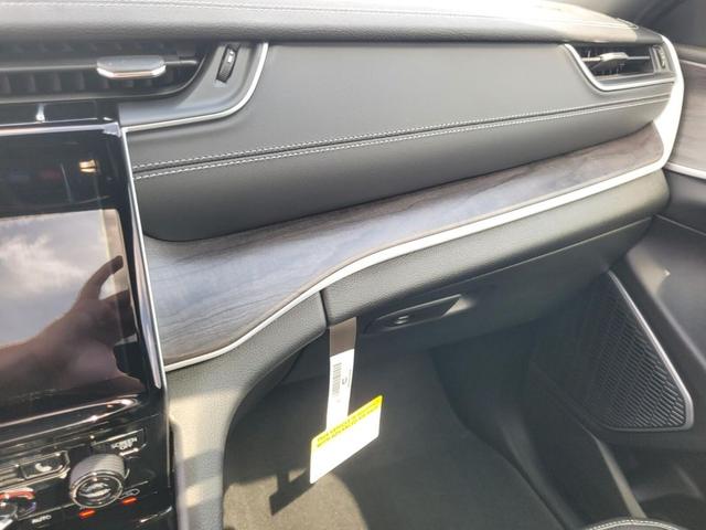 Photo of 2025 Bright White Clearcoat Jeep Grand Cherokee