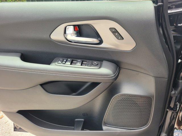 Photo of 2025 Diamond Black Chrysler Pacifica