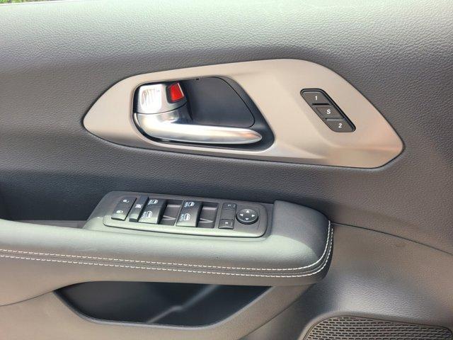 Photo of 2025 Diamond Black Chrysler Pacifica