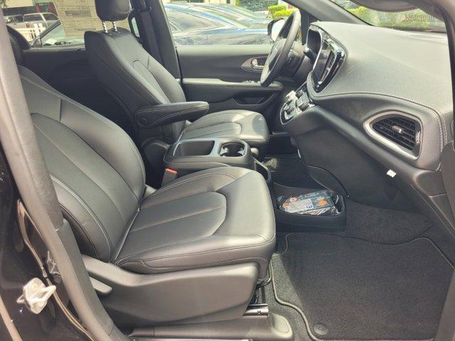 Photo of 2025 Diamond Black Chrysler Pacifica