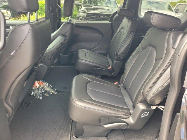 Photo of 2025 Diamond Black Chrysler Pacifica