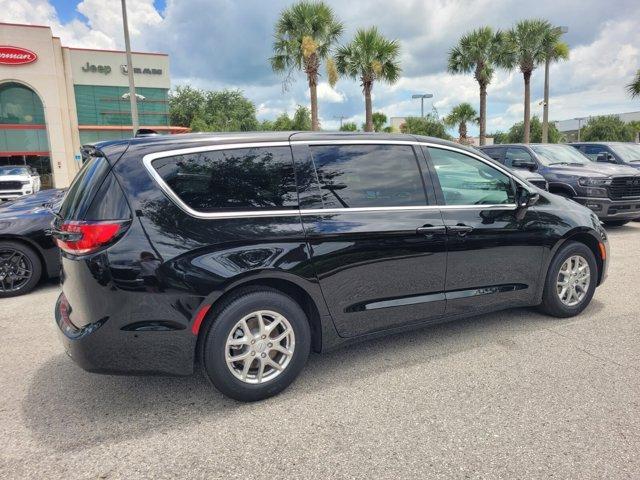 Photo of 2025 Diamond Black Chrysler Pacifica