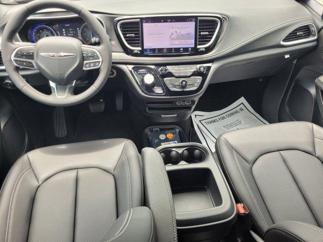Photo of 2025 Diamond Black Chrysler Pacifica