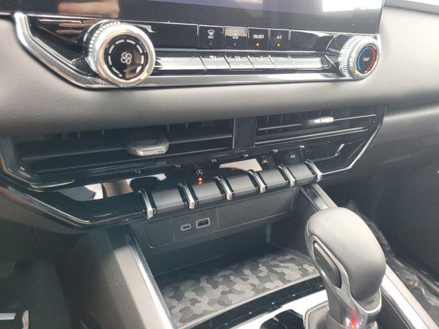 Photo of 2025 Summit White GMC Canyon