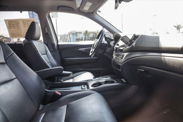 Photo of 2022 Gray Honda Pilot