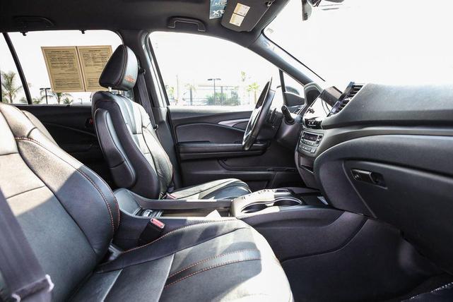 Photo of 2023 Lunar Silver Metallic Honda Passport