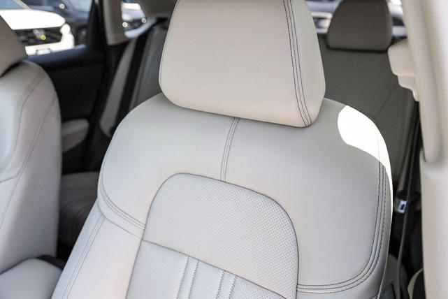 Photo of 2026 Platinum White Pearl Honda HR-V