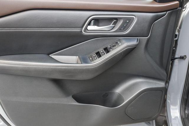 Photo of 2021 Gray Nissan Rogue