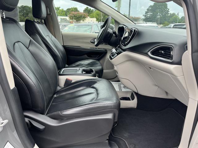 Photo of 2022 Ceramic Gray Clearcoat Chrysler Pacifica