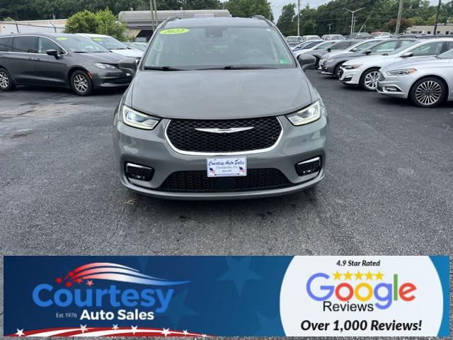 Photo of 2022 Ceramic Gray Clearcoat Chrysler Pacifica