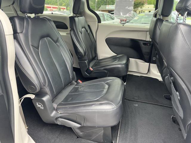 Photo of 2022 Ceramic Gray Clearcoat Chrysler Pacifica