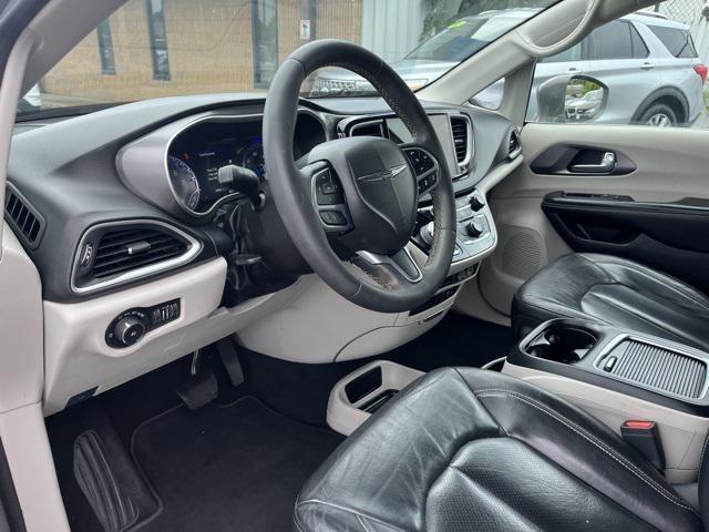 Photo of 2022 Ceramic Gray Clearcoat Chrysler Pacifica