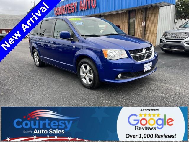 Photo of 2019 Indigo Blue Clearcoat Dodge Grand Caravan
