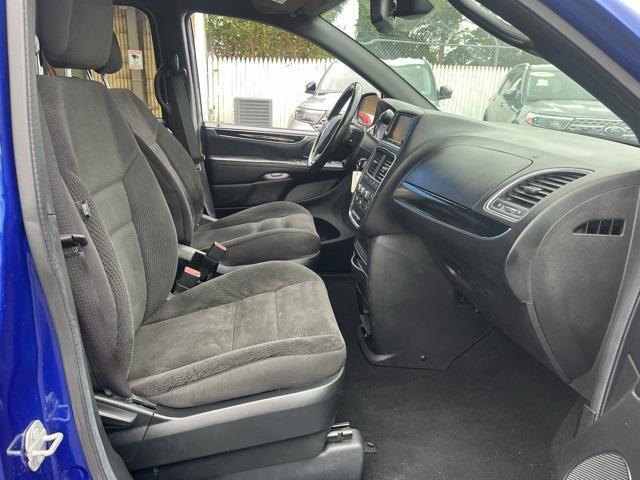 Photo of 2019 Indigo Blue Clearcoat Dodge Grand Caravan