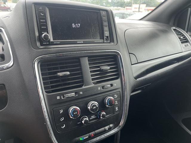 Photo of 2019 Indigo Blue Clearcoat Dodge Grand Caravan