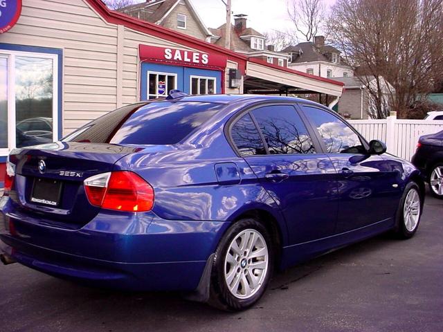 Photo of 2006 Blue BMW 325