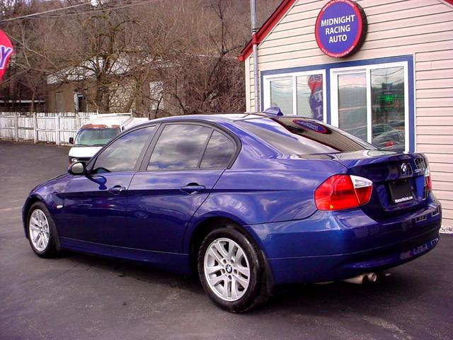 Photo of 2006 Blue BMW 325