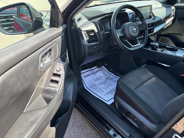Photo of 2024 Super Black Nissan Rogue