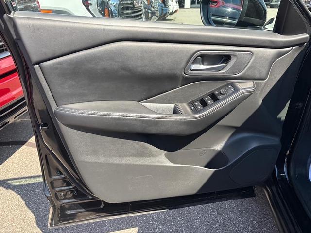 Photo of 2024 Super Black Nissan Rogue