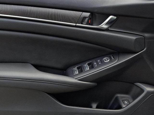Photo of 2020 Platinum White Pearl Honda Accord Hybrid