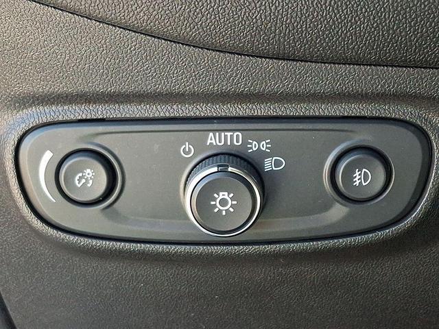 Photo of 2021 Silver Ice Metallic Chevrolet Equinox
