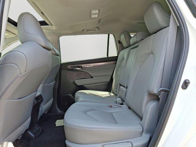 Photo of 2021 Blizzard Pearl Toyota Highlander