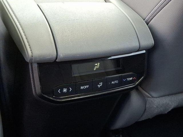 Photo of 2021 Blizzard Pearl Toyota Highlander