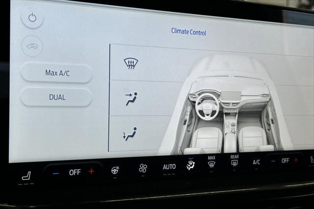Photo of 2023 Star White Metallic Tri-Coat Ford Escape