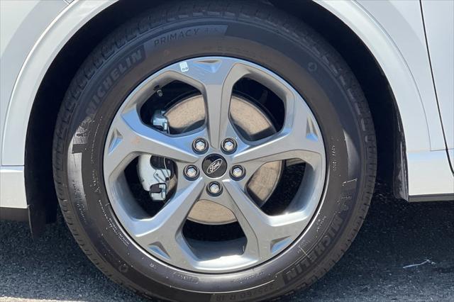 Photo of 2023 Star White Metallic Tri-Coat Ford Escape