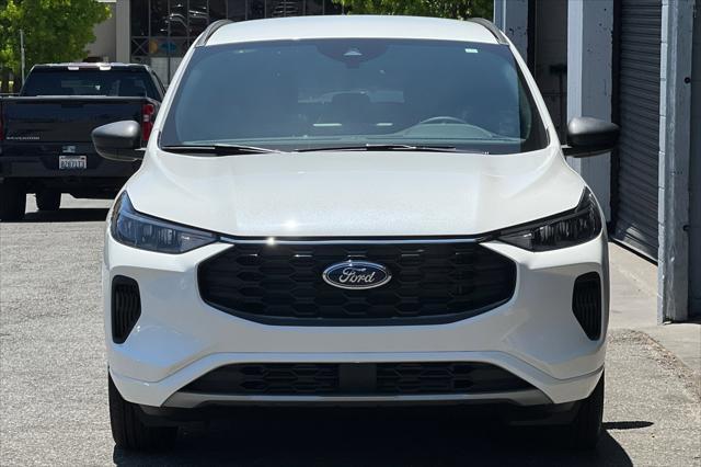Photo of 2023 Star White Metallic Tri-Coat Ford Escape