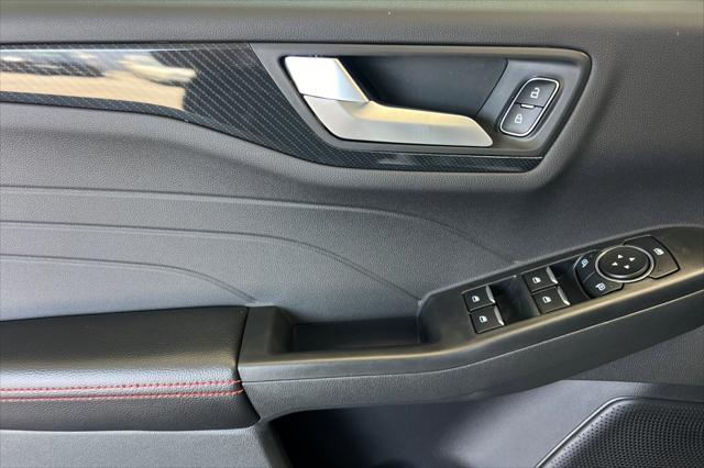 Photo of 2023 Star White Metallic Tri-Coat Ford Escape