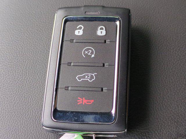 Photo of 2025 Diamond Black Crystal Pearlcoat Jeep Grand Cherokee