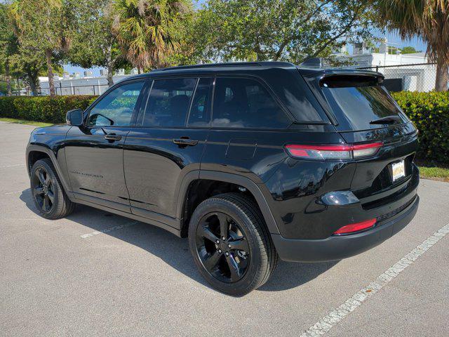 Photo of 2025 Diamond Black Crystal Pearlcoat Jeep Grand Cherokee