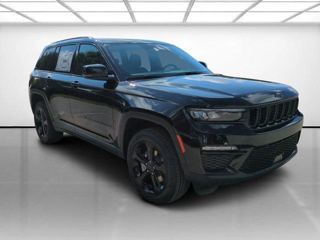 Photo of 2025 Diamond Black Crystal Pearlcoat Jeep Grand Cherokee