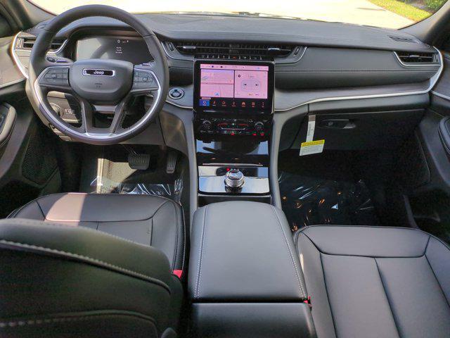 Photo of 2025 Diamond Black Crystal Pearlcoat Jeep Grand Cherokee