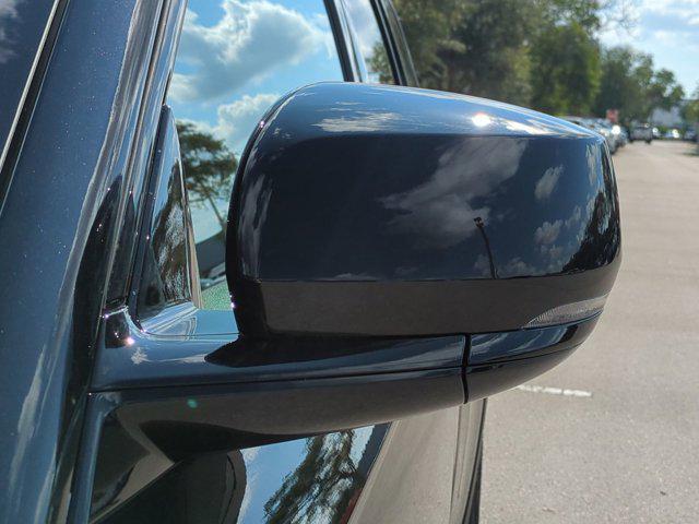 Photo of 2025 Diamond Black Crystal Pearlcoat Jeep Grand Cherokee