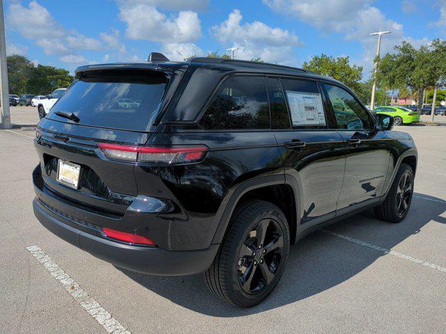 Photo of 2025 Diamond Black Crystal Pearlcoat Jeep Grand Cherokee