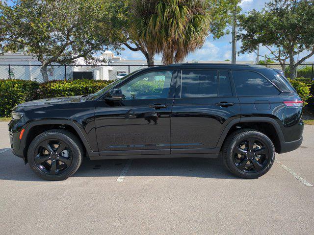 Photo of 2025 Diamond Black Crystal Pearlcoat Jeep Grand Cherokee