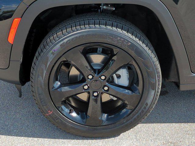 Photo of 2025 Diamond Black Crystal Pearlcoat Jeep Grand Cherokee