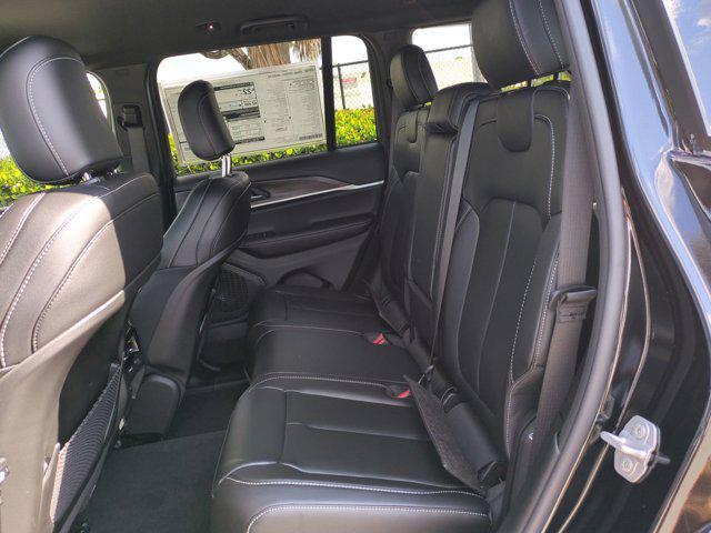 Photo of 2025 Diamond Black Crystal Pearlcoat Jeep Grand Cherokee