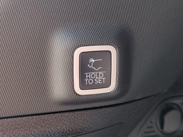 Photo of 2025 Diamond Black Crystal Pearlcoat Jeep Grand Cherokee