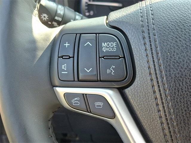 Photo of 2016 Midnight Black Metallic Toyota Highlander