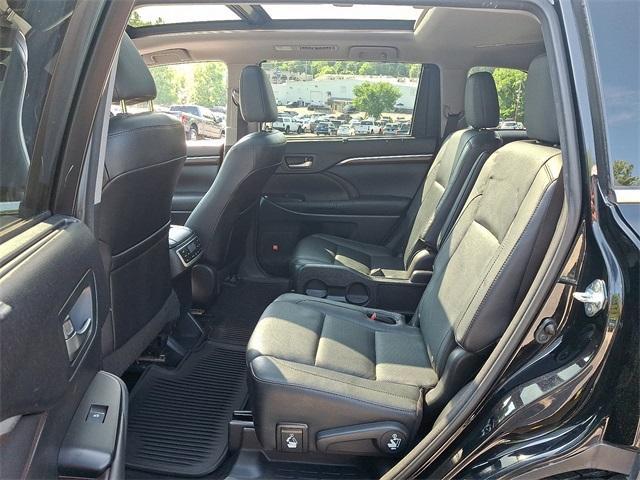 Photo of 2016 Midnight Black Metallic Toyota Highlander